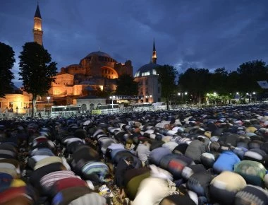 Προσευχές εκατοντάδων Τούρκων έξω από την Αγία Σοφία για την κατάληψη της Κωνσταντινούπολης (φωτό, βίντεο)